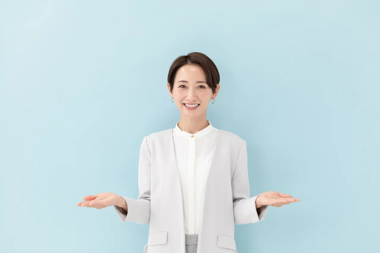 費用の内訳を案内するスタッフ