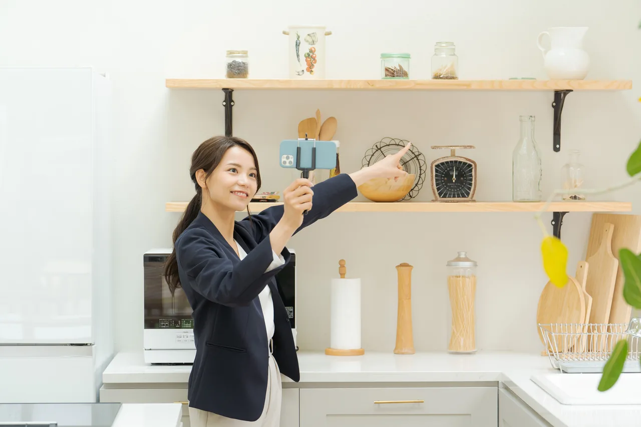 店内の様子をスマートフォンで撮影する