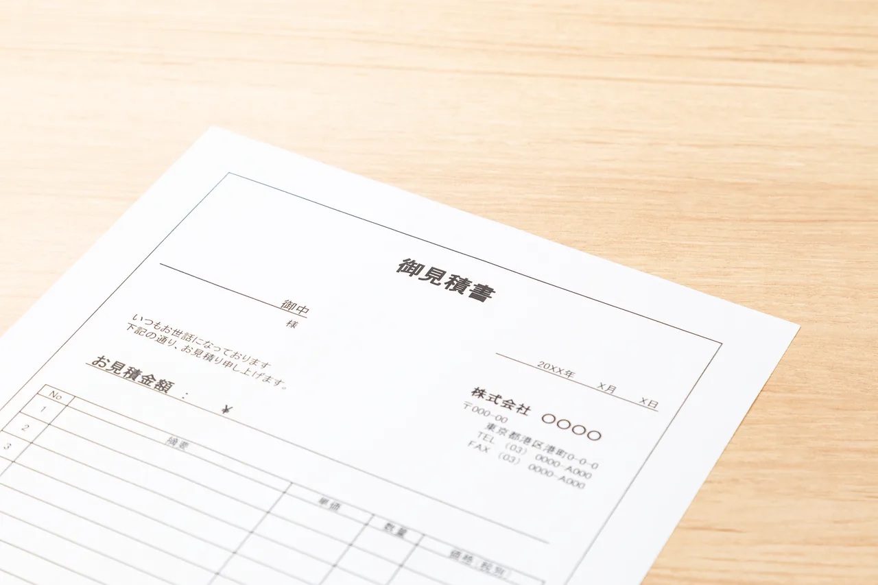 机の上に置かれた予約システムの見積書
