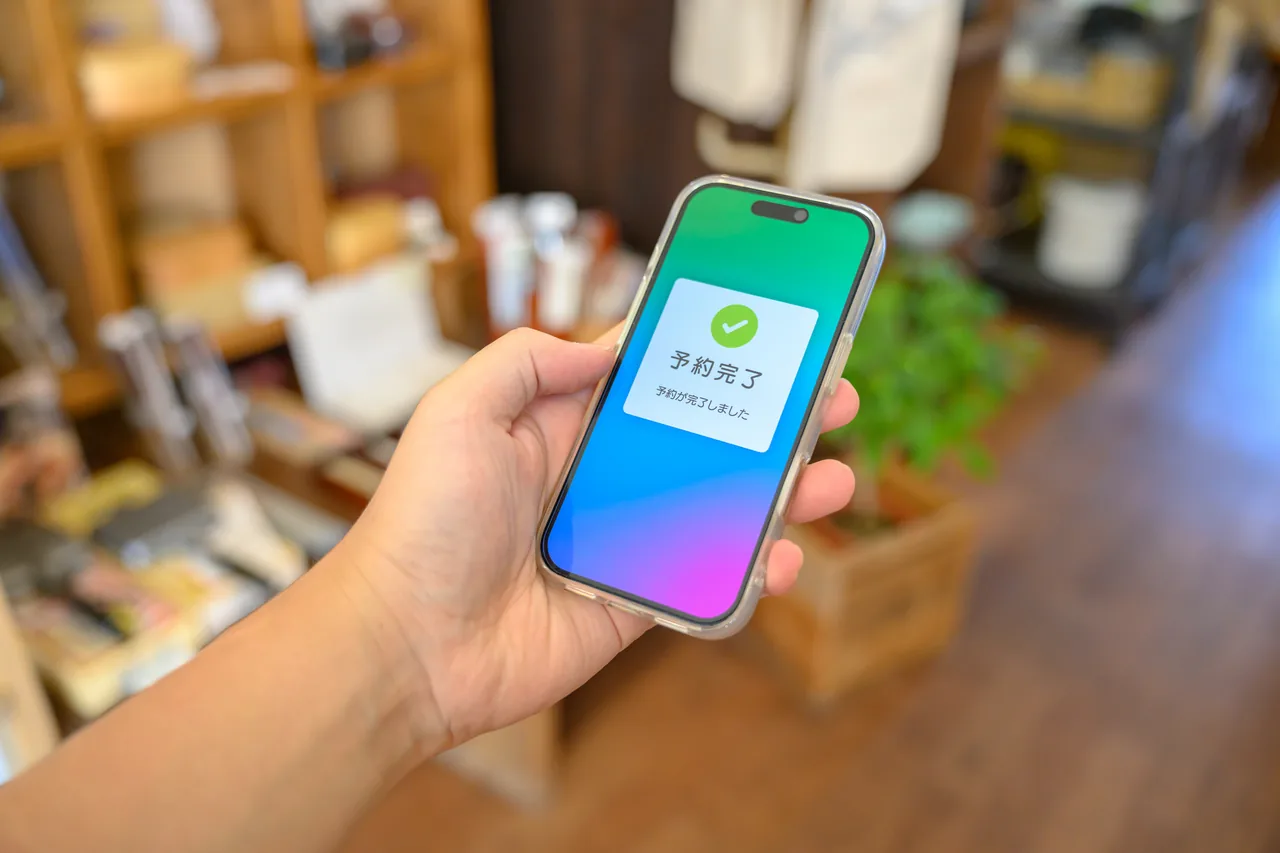 スマートフォンに表示された予約完了の画面