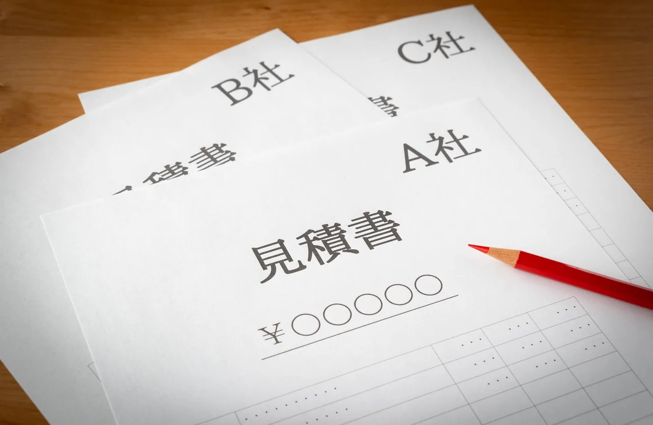 複数社の見積書を並べて比較する